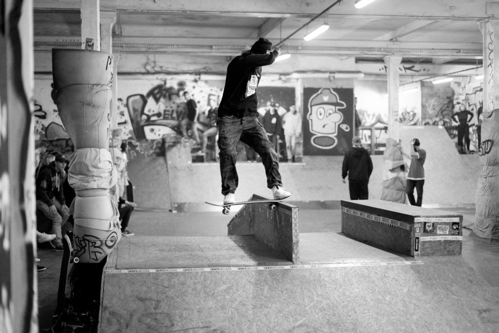 Ein Skater auf einer Rampe.