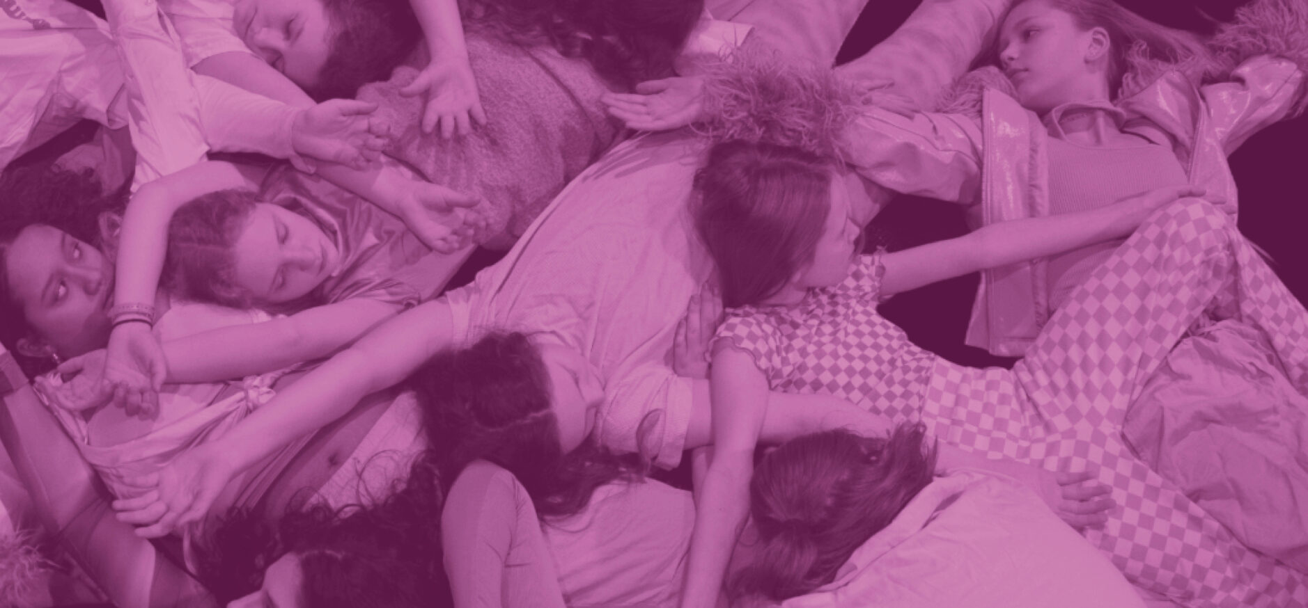 Symbolbild: Mädchen liegen auf dem Boden, Arme und Hände überkreuzen sich