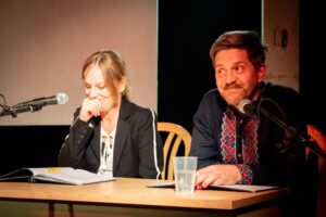 Eine Frau und ein Mann lächeln