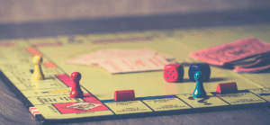 Symbolbild: auf einem Spielbrett stehen Spielfiguren