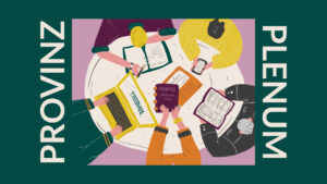 Zusehen ist eine Frau die Nach oben schauend da steht. Im Hintergrund sieht man Zwei weiße Stühle und einen Tisch. Um die Frau herum sind Viele Grüne Pflanzen.