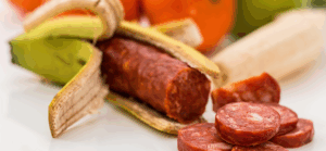 eine Wurst steckt in einer Bananenschale